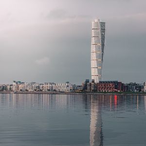 Превью обои башня, здание, архитектура, вода, отражение