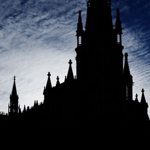 Превью обои башня, здание, силуэт, сумерки, темный