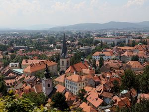 Превью обои башня, здания, дома, крыши, город, любляна, словения