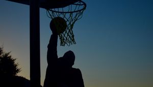 Превью обои баскетбол, баскетбольное кольцо, баскетболист, мяч, прыжок, силуэты, темный