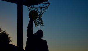 Превью обои баскетбол, баскетбольное кольцо, баскетболист, мяч, прыжок, силуэты, темный
