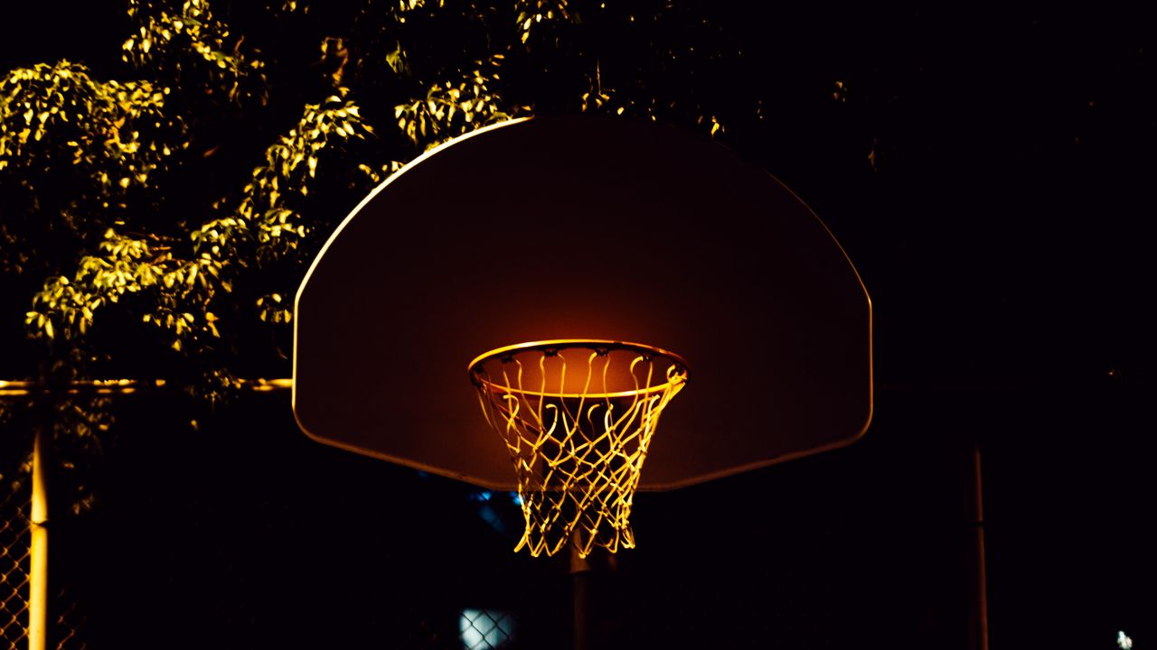 Обои баскетбол, баскетбольное кольцо, баскетбольная сетка, тени, ночь