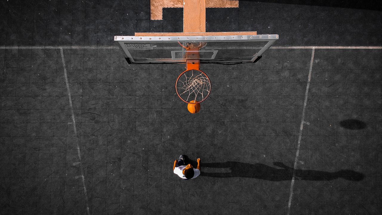 Обои баскетбол, баскетбольное кольцо, мяч, вид сверху