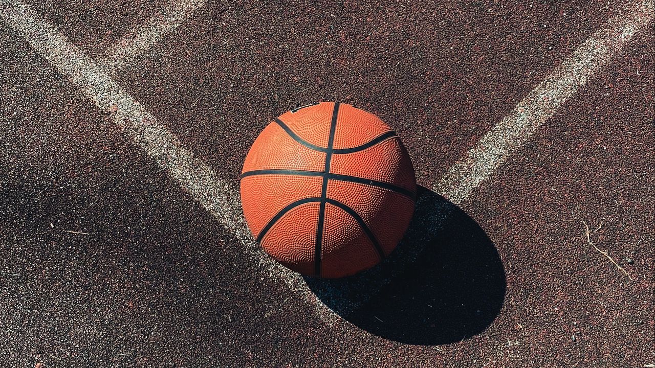 Обои баскетбол, баскетбольный мяч, мяч, корт, разметка