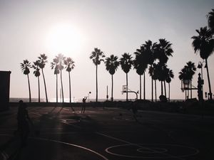 Превью обои баскетбол, площадка, темный, силуэты, пальмы, солнце