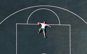 Превью обои баскетбольная площадка, баскетболист, вид сверху, баскетбол, площадка