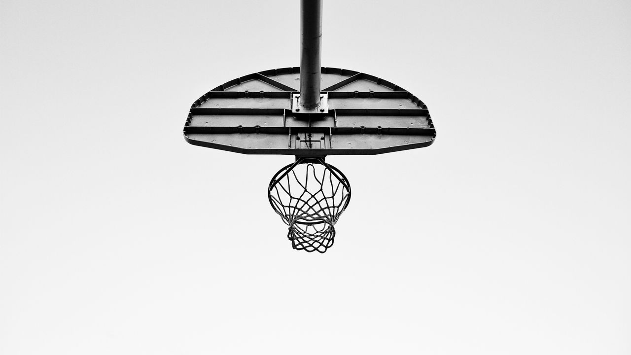 Обои баскетбольная стойка, баскетбол, спорт, черно-белый, белый фон