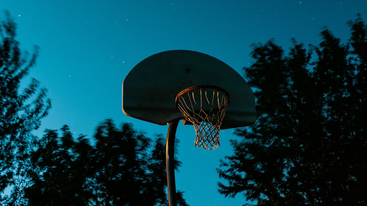 Обои баскетбольное кольцо, баскетбол, корзина, звездное небо, темный