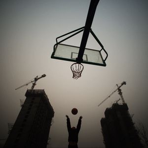 Превью обои баскетбольное кольцо, баскетбол, мяч, силуэты, темный