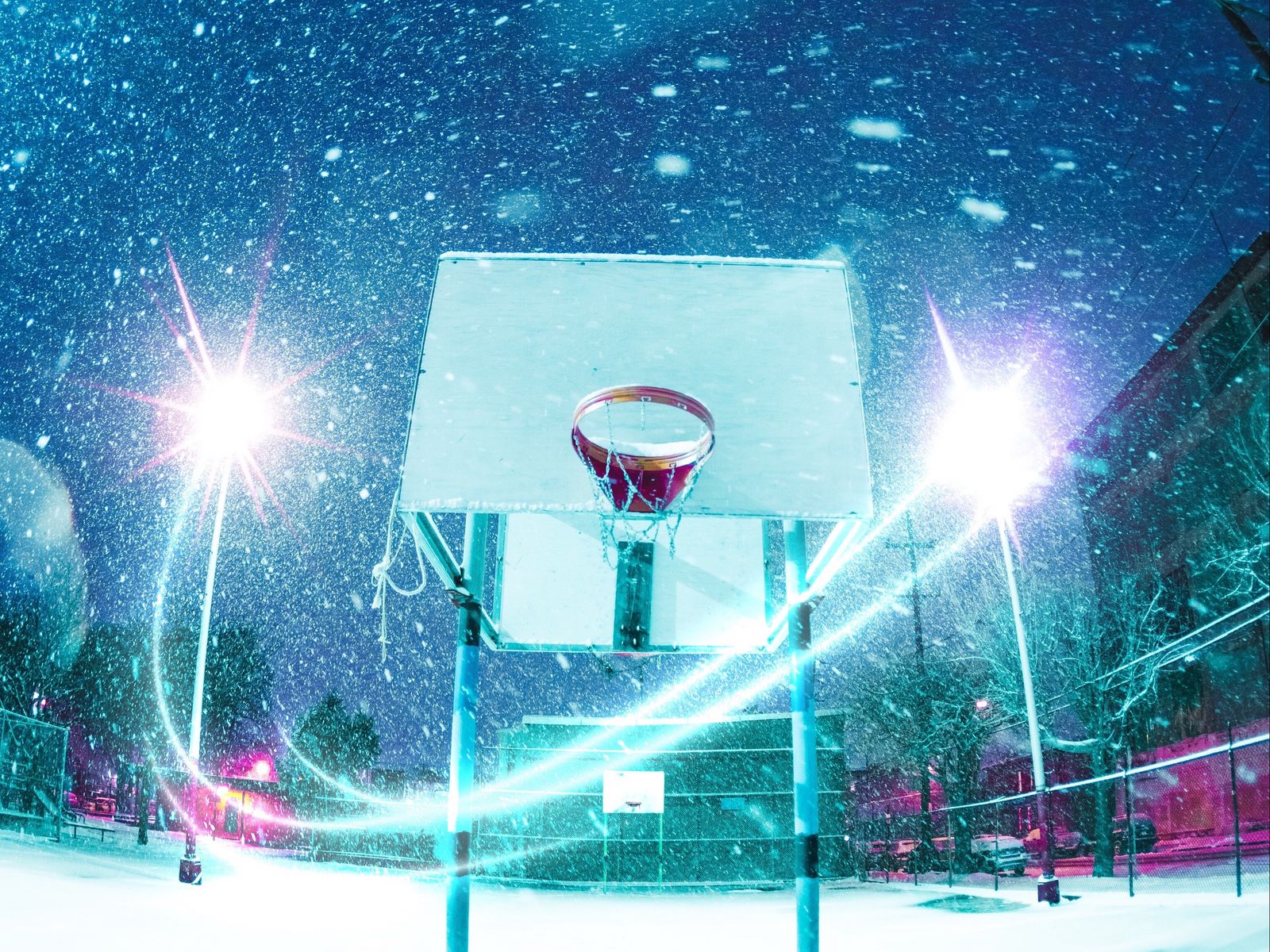 Баскетбольная площадка зимой