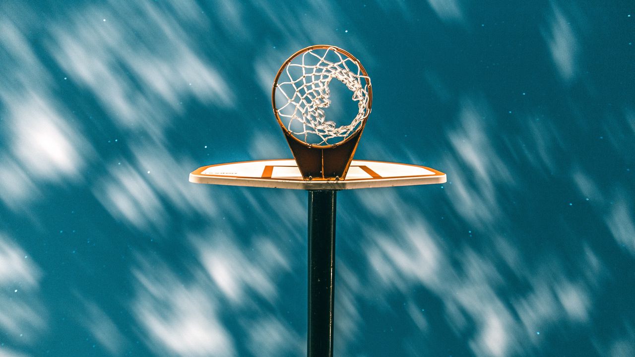 Обои баскетбольное кольцо, баскетбол, сетка, звездное небо, облака