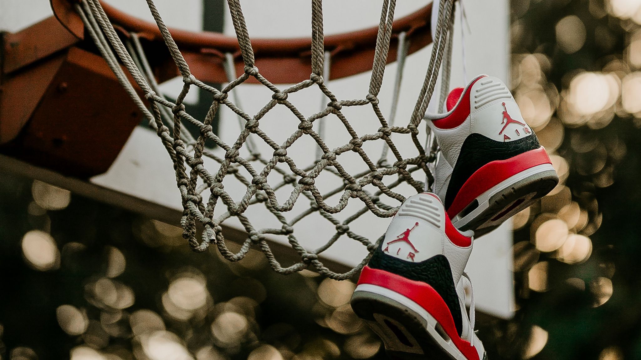 Кроссовки с баскетбольным мячом