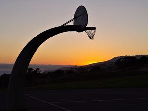 Превью обои баскетбольное кольцо, сетка, баскетбол, спорт, закат, темный