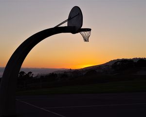 Превью обои баскетбольное кольцо, сетка, баскетбол, спорт, закат, темный