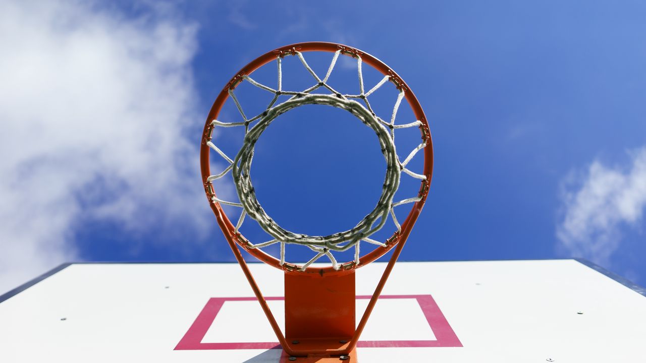 Обои баскетбольное кольцо, сетка, баскетбол, небо, спорт