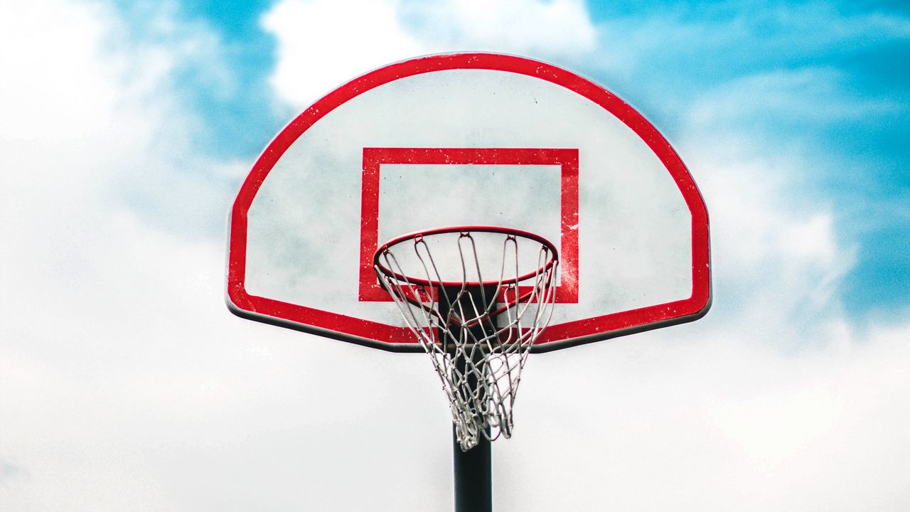 Обои баскетбольное кольцо, щит, сетка, небо, баскетбол