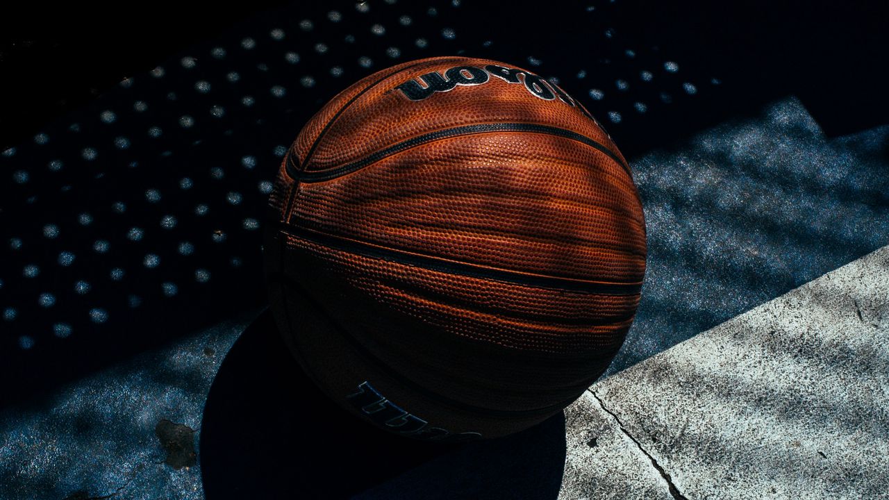 Обои баскетбольный мяч, баскетбол, тень, полосы