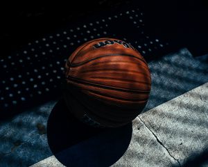 Превью обои баскетбольный мяч, баскетбол, тень, полосы