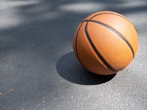 Превью обои баскетбольный мяч, мяч, баскетбол, спорт, спортивный