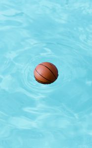 Превью обои баскетбольный мяч, мяч, вода, мокрый, плавать