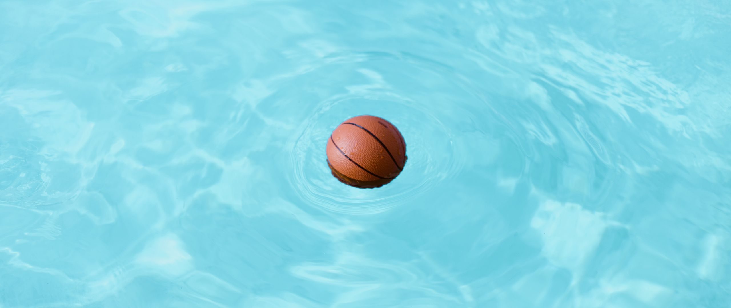 Мяч в море. Водное поло водное поло. Мячик в воде. К7 мяч водное поло. Футбол в бассейне.