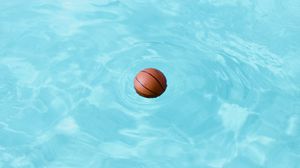 Превью обои баскетбольный мяч, мяч, вода, мокрый, плавать