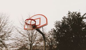 Превью обои баскетбольный щит, баскетбольное кольцо, площадка, деревья