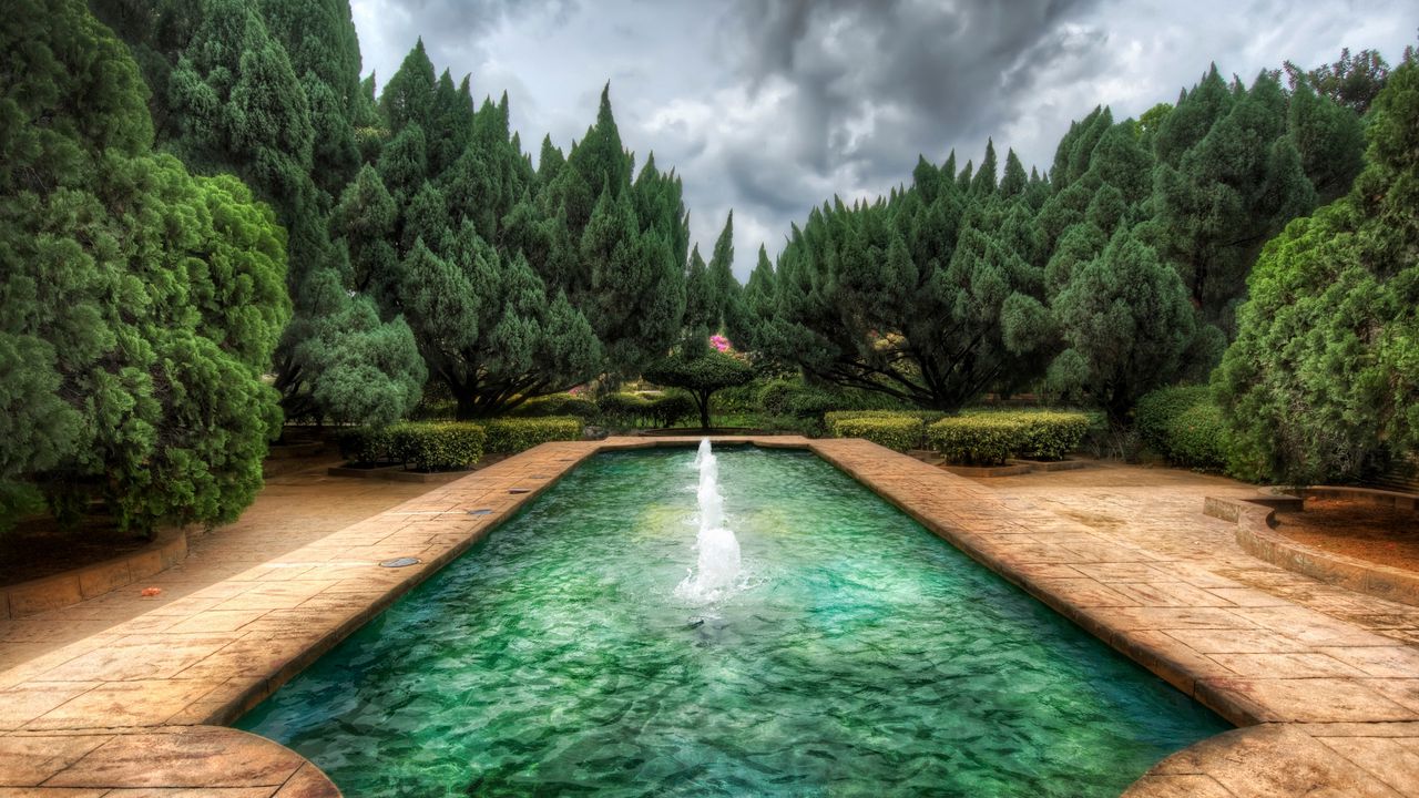 Обои бассейн, фонтан, лес, пасмурно, цвета, краски