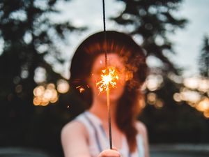 Превью обои бенгальский огонь, девушка, рука, блики