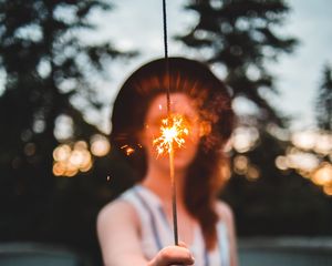 Превью обои бенгальский огонь, девушка, рука, блики