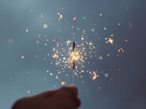 Превью обои бенгальский огонь, искры, блеск