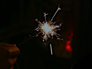 Превью обои бенгальский огонь, искры, блеск