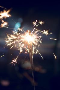 Превью обои бенгальский огонь, искры, блеск, размытость, темный фон