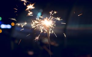 Превью обои бенгальский огонь, искры, блеск, размытость, темный фон