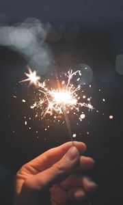 Превью обои бенгальский огонь, искры, блики, рука, свет