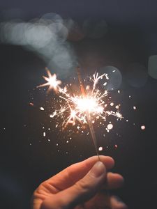 Превью обои бенгальский огонь, искры, блики, рука, свет