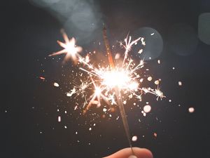 Превью обои бенгальский огонь, искры, блики, рука, свет
