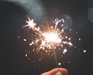 Превью обои бенгальский огонь, искры, блики, рука, свет
