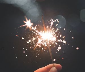 Превью обои бенгальский огонь, искры, блики, рука, свет