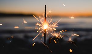 Превью обои бенгальский огонь, искры, блики, темный