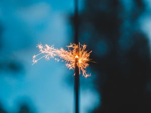Превью обои бенгальский огонь, искры, фокус