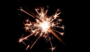 Превью обои бенгальский огонь, искры, яркий, темный