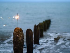 Превью обои бенгальский огонь, искры, море, камни