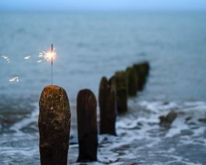 Превью обои бенгальский огонь, искры, море, камни