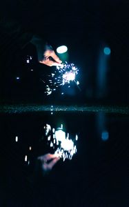 Превью обои бенгальский огонь, искры, рука, темный, темнота