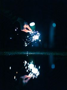 Превью обои бенгальский огонь, искры, рука, темный, темнота