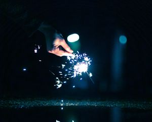 Превью обои бенгальский огонь, искры, рука, темный, темнота