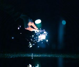 Превью обои бенгальский огонь, искры, рука, темный, темнота