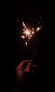 Превью обои бенгальский огонь, искры, рука, темный