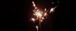 Превью обои бенгальский огонь, искры, рука, темный